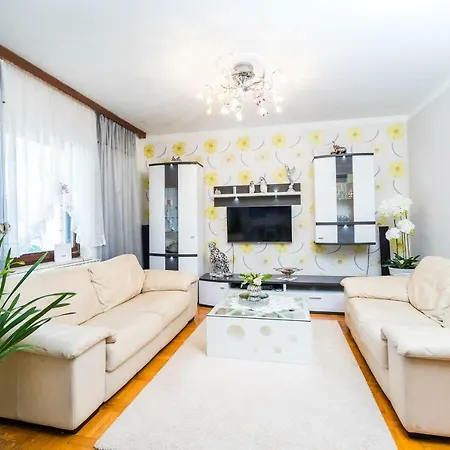 Comfortable And Modern Holiday Ema Apartment
