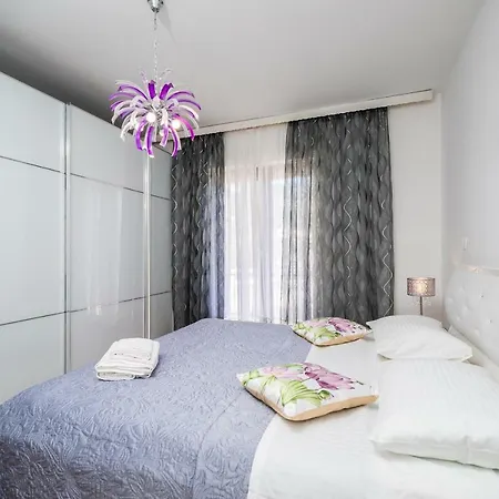 Apartment Comfortable And Modern Holiday Ema