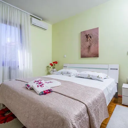 Comfortable And Modern Holiday Ema Apartment