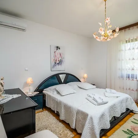 Apartment Comfortable And Modern Holiday Ema