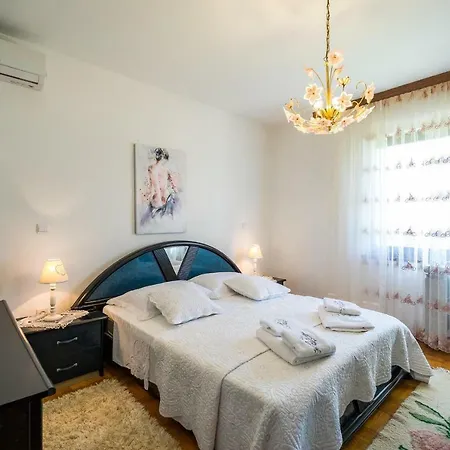 Apartment Comfortable And Modern Holiday Ema